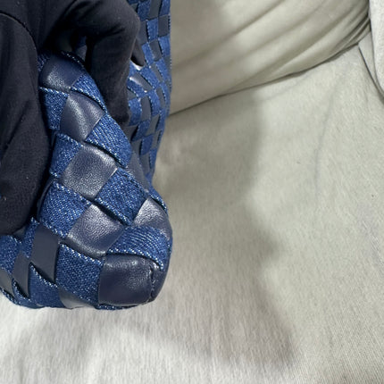 Sac hobo Bottega Veneta Hop grand modèle en cuir et jean Intrecciato bleu marine 55 cm