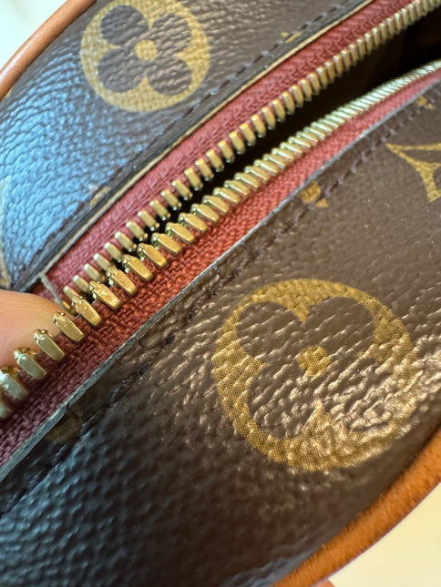 Louis Vuitton Boîte Chapeau Souple Leather Crossbody Bag MM
