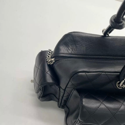Sac Reporter Chanel Cambon multi-poches, taille moyenne, en cuir de veau noir avec CC noir