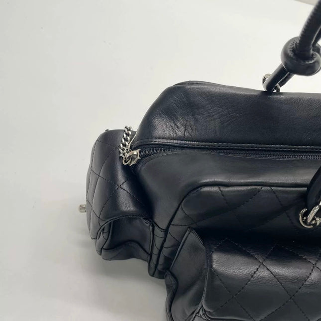 Sac Reporter Chanel Cambon multi-poches, taille moyenne, en cuir de veau noir avec CC noir