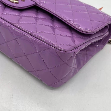 Chanel Classique rabat moyen cuir verni rouge finitions argentées