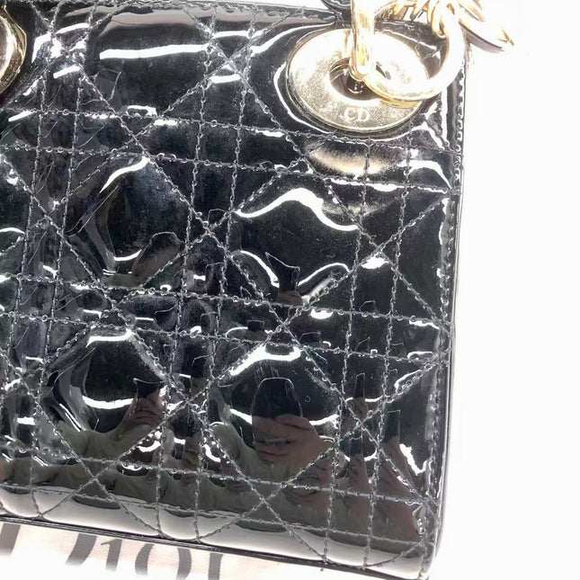 Rote Mini-Handtasche aus Lackleder von Lady Dior mit goldenen Beschlägen