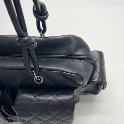 Sac Reporter Chanel Cambon multi-poches, taille moyenne, en cuir de veau noir avec CC noir