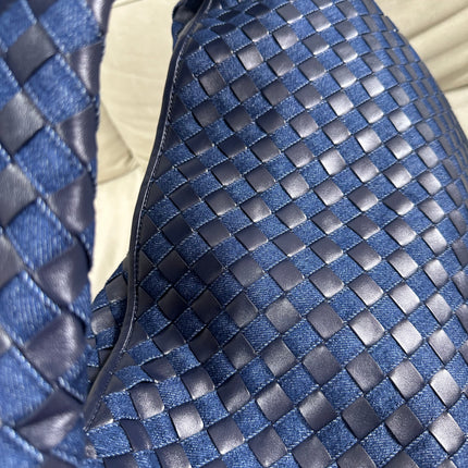 Sac hobo Bottega Veneta Hop grand modèle en cuir et jean Intrecciato bleu marine 55 cm
