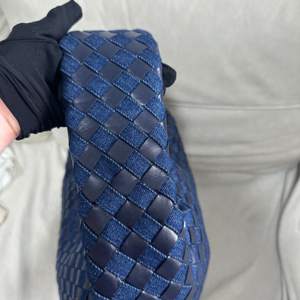 Sac hobo Bottega Veneta Hop grand modèle en cuir et jean Intrecciato bleu marine 55 cm