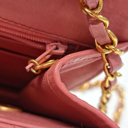 Sac à bandoulière Chanel vintage double C en cuir d'agneau noir, petit, avec fermoir tourniquet, 2 voies