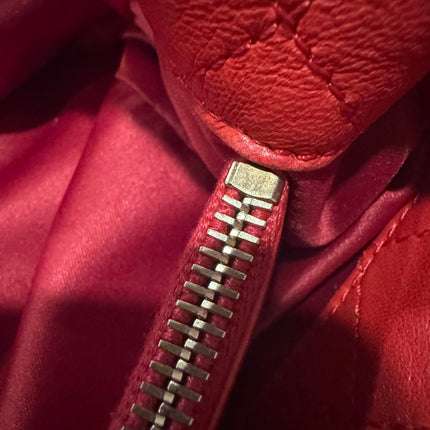 Sac cabas Chanel Grand Shopping Tote en cuir caviar bordeaux, taille GM, finitions argentées