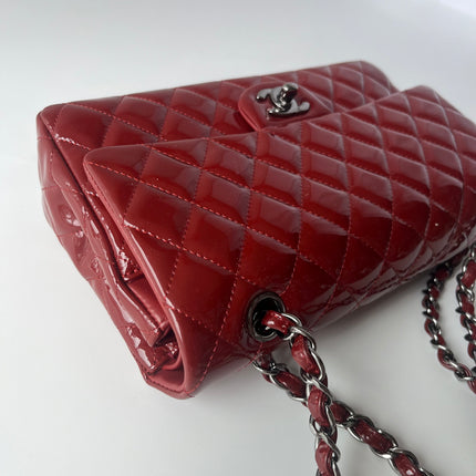 Chanel Classique rabat moyen cuir verni rouge finitions argentées