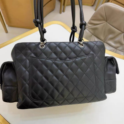 Sac Reporter Grande Taille Chanel Cambon Multipoches en Cuir de Veau Noir Logo Blanc