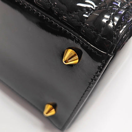 Sac à main Lady Dior moyen en cuir verni noir avec quincaillerie dorée vendu