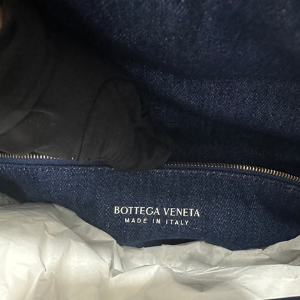 Sac hobo Bottega Veneta Hop grand modèle en cuir et jean Intrecciato bleu marine 55 cm