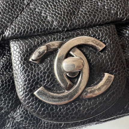 Sac bandoulière Chanel Easy Flap Jumbo en cuir caviar noir avec finition argentée