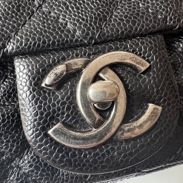 Sac bandoulière Chanel Easy Flap Jumbo en cuir caviar noir avec finition argentée