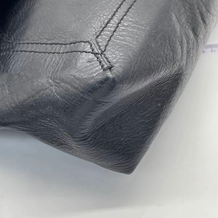 Sac à bandoulière FENDI Baguette en cuir verni froissé noir, grand modèle