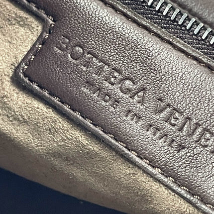 Sold Bottega Veneta Intrecciato Hobo Bag Medium Brown Lambskin leather 40cm Never Worn