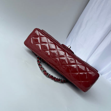 Chanel Classique rabat moyen cuir verni rouge finitions argentées