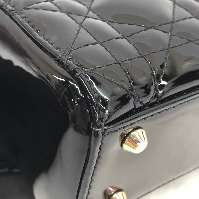 Rote Mini-Handtasche aus Lackleder von Lady Dior mit goldenen Beschlägen