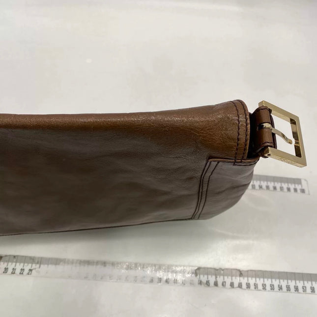 Sac à bandoulière FENDI Baguette en cuir verni froissé noir, grand modèle