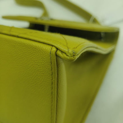 Sac à rabat Chanel Vintage Kelly en cuir caviar jaune et finitions dorées 24 carats 1997-1999