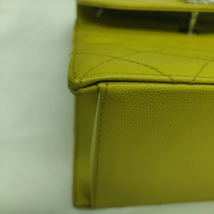 Sac à rabat Chanel Vintage Kelly en cuir caviar jaune et finitions dorées 24 carats 1997-1999