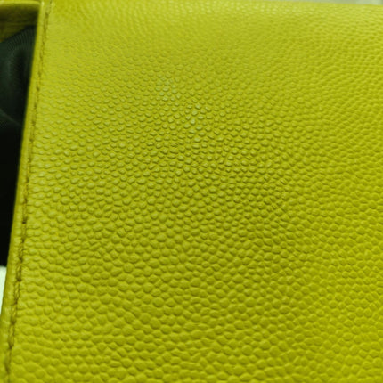 Sac à rabat Chanel Vintage Kelly en cuir caviar jaune et finitions dorées 24 carats 1997-1999