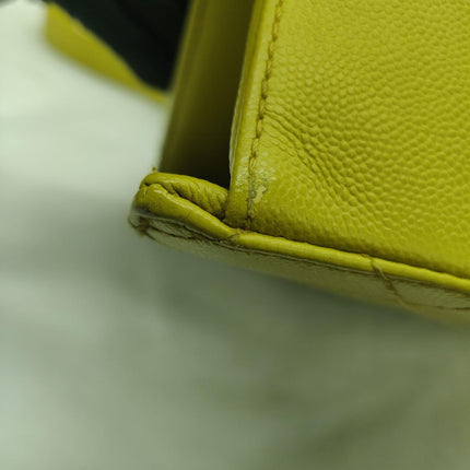 Sac à rabat Chanel Vintage Kelly en cuir caviar jaune et finitions dorées 24 carats 1997-1999