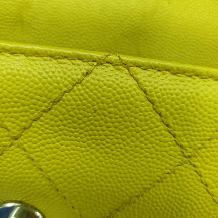 Sac à rabat Chanel Vintage Kelly en cuir caviar jaune et finitions dorées 24 carats 1997-1999