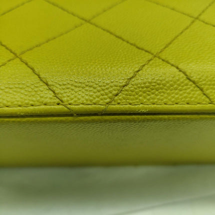 Sac à rabat Chanel Vintage Kelly en cuir caviar jaune et finitions dorées 24 carats 1997-1999