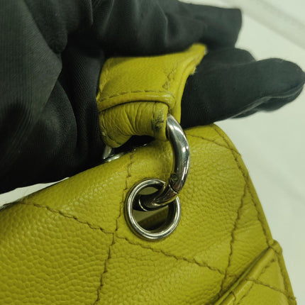 Sac à rabat Chanel Vintage Kelly en cuir caviar jaune et finitions dorées 24 carats 1997-1999