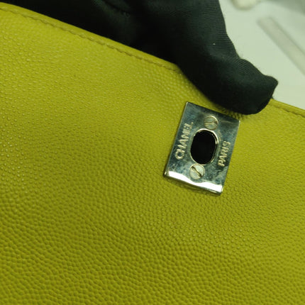 Sac à rabat Chanel Vintage Kelly en cuir caviar jaune et finitions dorées 24 carats 1997-1999