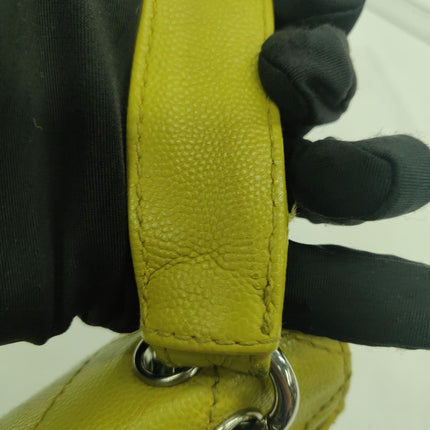 Sac à rabat Chanel Vintage Kelly en cuir caviar jaune et finitions dorées 24 carats 1997-1999