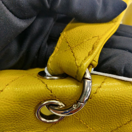 Sac à rabat Chanel Vintage Kelly en cuir caviar jaune et finitions dorées 24 carats 1997-1999