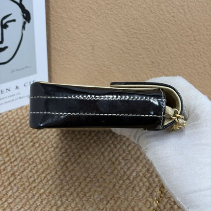 Vendu Chanel East West Chocolate Bar en cuir beige