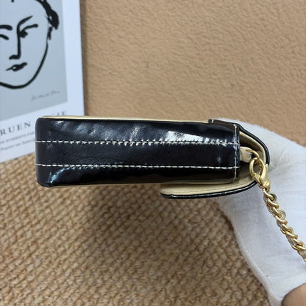 Vendu Chanel East West Chocolate Bar en cuir beige