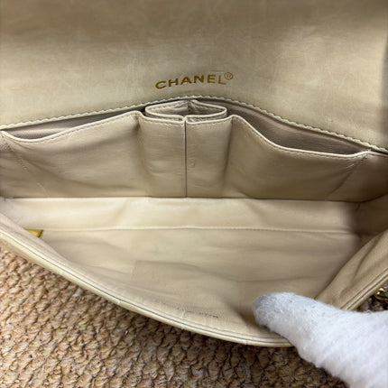 Vendu Chanel East West Chocolate Bar en cuir beige