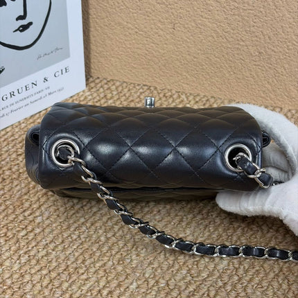 Sac bandoulière Chanel Classic Flap Mini carré en agneau verni noir 2014
