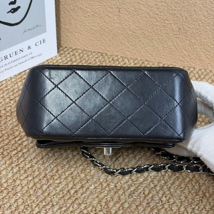 Sac bandoulière Chanel Classic Flap Mini carré en agneau verni noir 2014