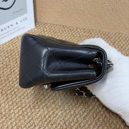 Sac bandoulière Chanel Classic Flap Mini carré en agneau verni noir 2014