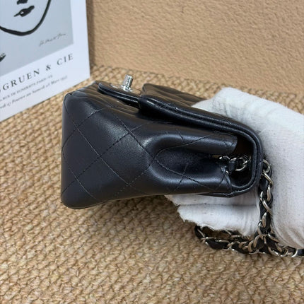 Sac bandoulière Chanel Classic Flap Mini carré en agneau verni noir 2014