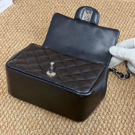 Sac bandoulière Chanel Classic Flap Mini carré en agneau verni noir 2014