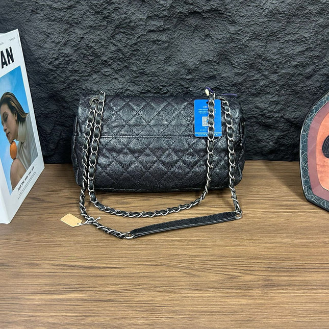 Sac bandoulière Chanel Easy Flap Jumbo en cuir caviar noir avec finition argentée