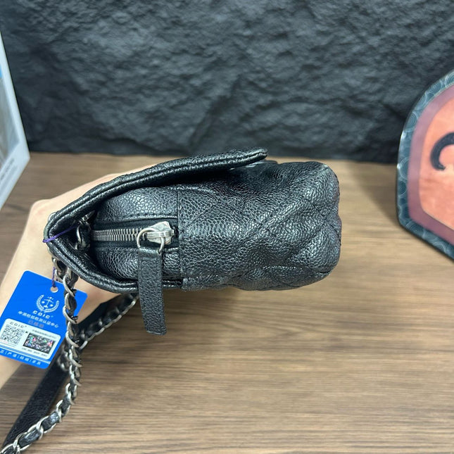 Sac bandoulière Chanel Easy Flap Jumbo en cuir caviar noir avec finition argentée
