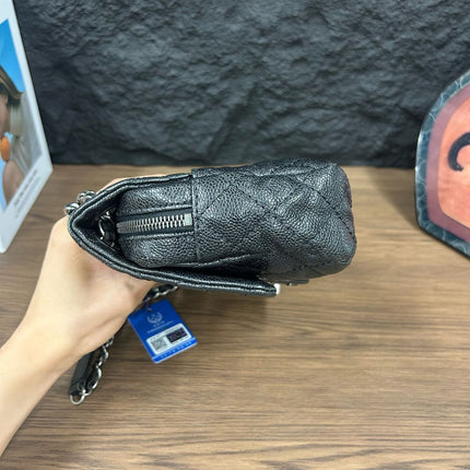 Sac bandoulière Chanel Easy Flap Jumbo en cuir caviar noir avec finition argentée