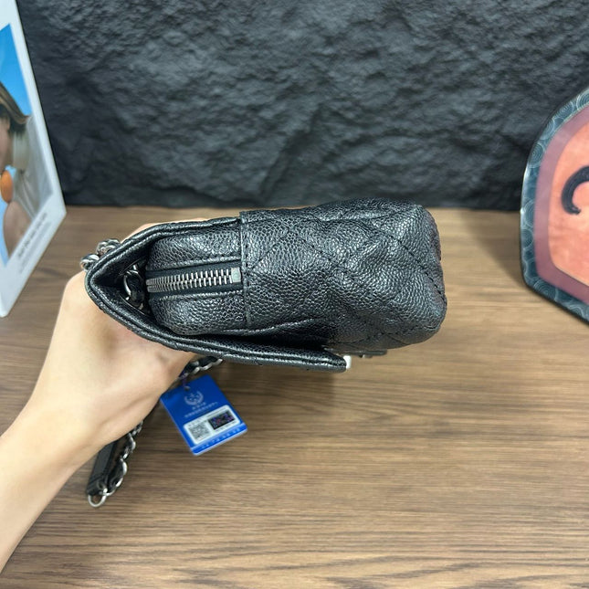 Sac bandoulière Chanel Easy Flap Jumbo en cuir caviar noir avec finition argentée