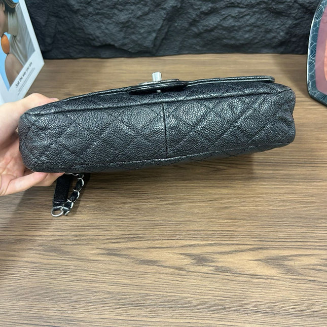 Sac bandoulière Chanel Easy Flap Jumbo en cuir caviar noir avec finition argentée