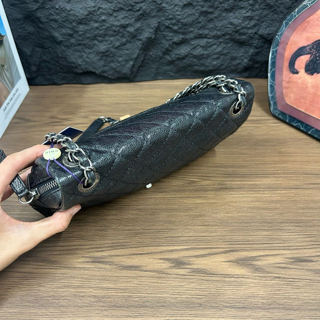 Sac bandoulière Chanel Easy Flap Jumbo en cuir caviar noir avec finition argentée