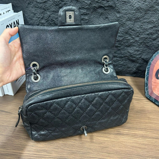 Sac bandoulière Chanel Easy Flap Jumbo en cuir caviar noir avec finition argentée