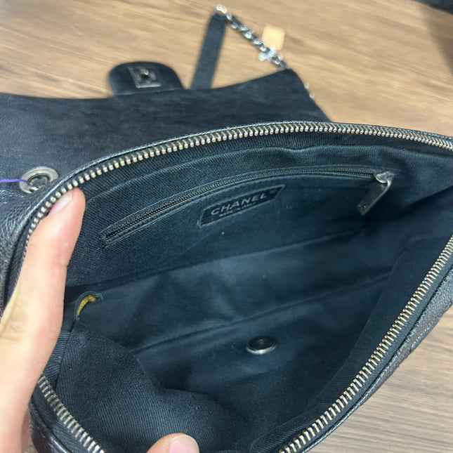 Sac bandoulière Chanel Easy Flap Jumbo en cuir caviar noir avec finition argentée
