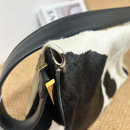 Fendi Mamma Baguette Grand en Poil de Poney Imprimé Vache Noir et Blanc