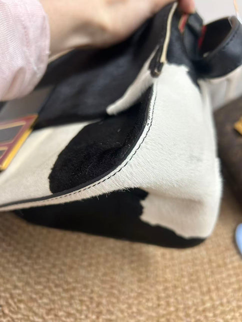 Fendi Mamma Baguette Grand en Poil de Poney Imprimé Vache Noir et Blanc
